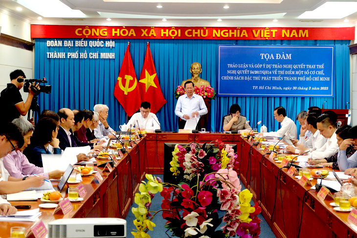 Chủ tịch UBND TP.HCM Phan Văn Mãi phát biểu tại tọa đàm về nghị quyết thay thế nghị quyết 54 về thí điểm cơ chế, chính sách đặc thù phát triển TP.HCM - Ảnh: TIẾN LONG