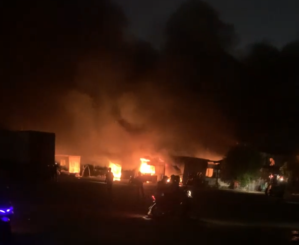 Ngọn lửa bùng cháy bên trong nhà xưởng ở quận 12 - Ảnh: CHÍ DŨNG