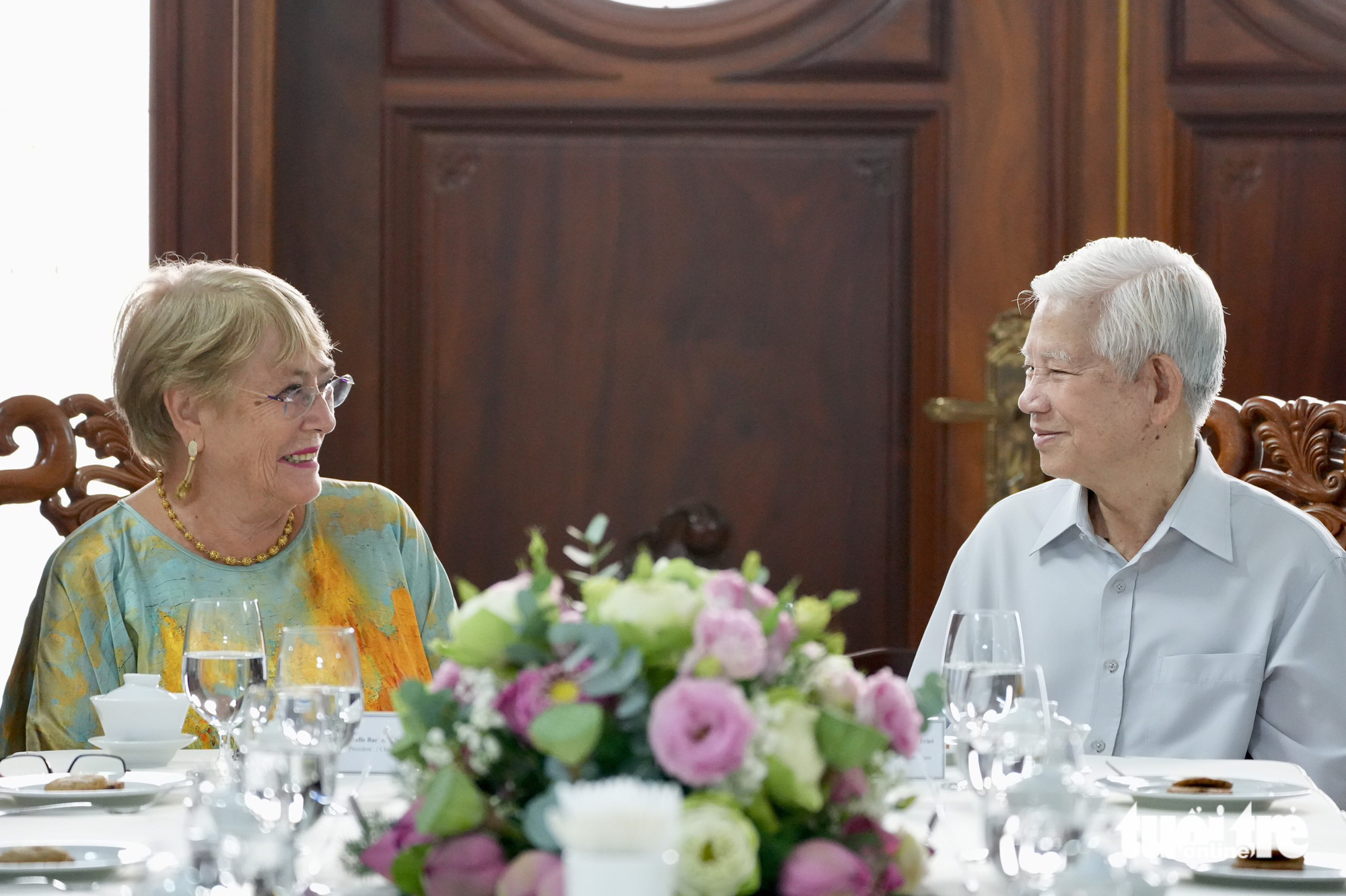 Nguyên Chủ tịch nước Nguyễn Minh Triết trò chuyện cùng bà Michelle Bachelet - Ảnh: HỮU HẠNH