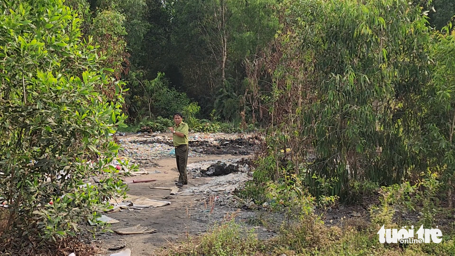 Vụ lén đốt rác, phế liệu gây nguy cơ đe dọa rừng: Kiểm lâm và địa phương vào cuộc - Ảnh 1.