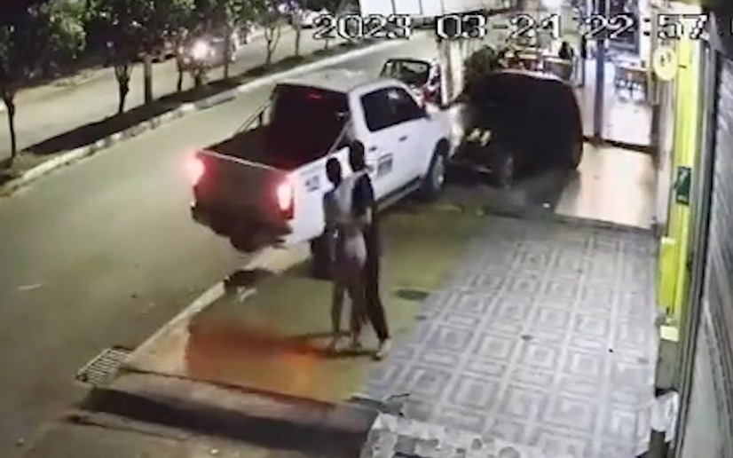 Ô tô mất lái lao lên vỉa hè khiến cặp đôi ôm nhau hú hồn
