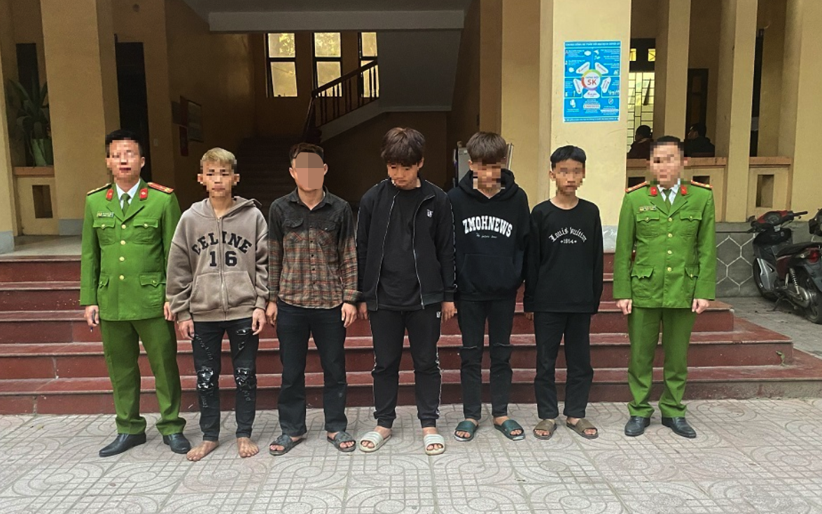 20 thành viên nhóm 'băng cướp đêm' lãnh án- Ảnh 2. Nhóm thiếu niên ném đá làm vỡ kính hàng loạt xe khách trên quốc lộ 1 giữa đêm