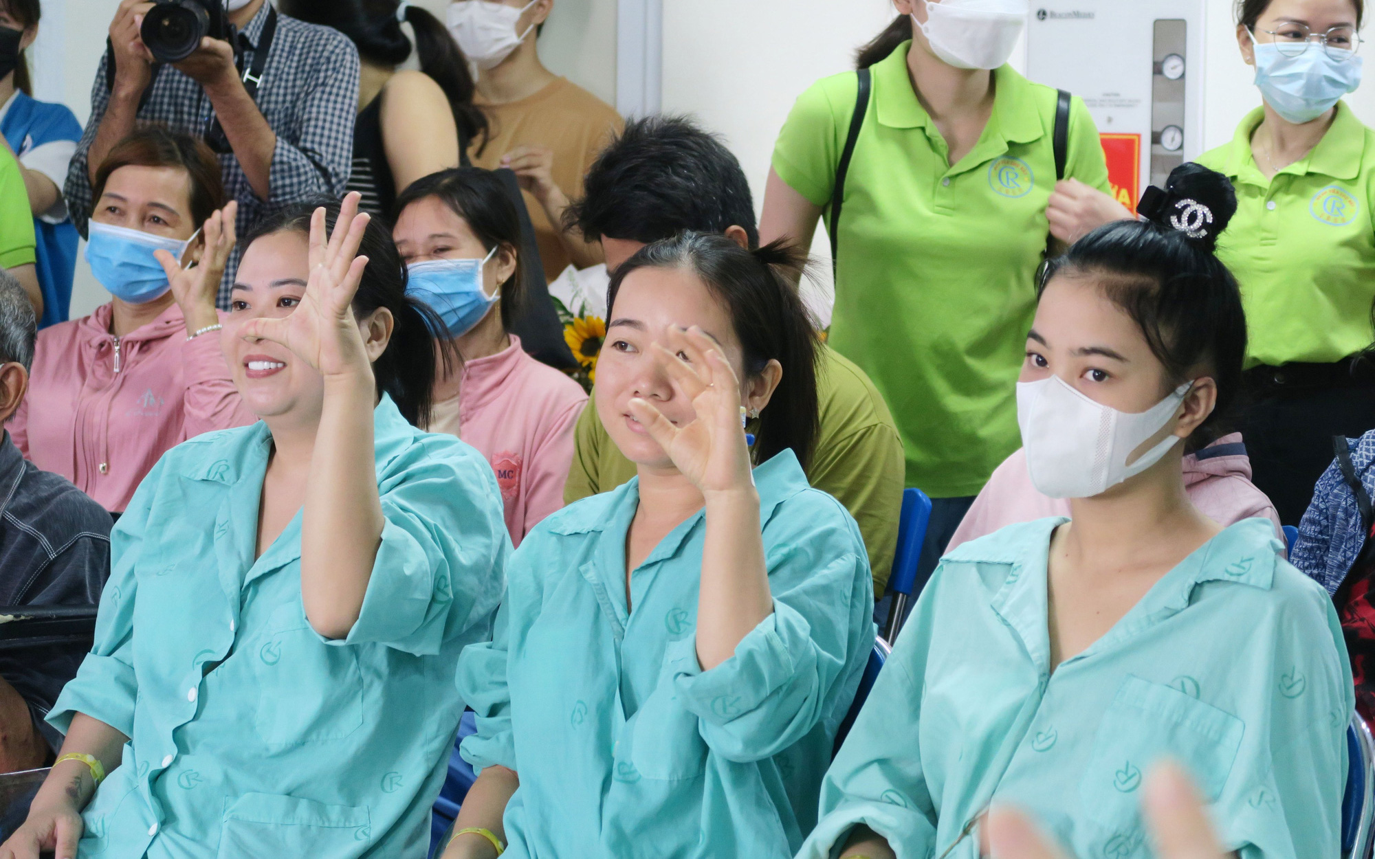 Cuộc chiến ngăn làn sóng ung thư - Kỳ 2: Người trẻ mắc K phải chăng án tử?- Ảnh 2. Không chọn nước mắt, 'chiến binh K' chọn 'những bông hoa và cả nụ cười'