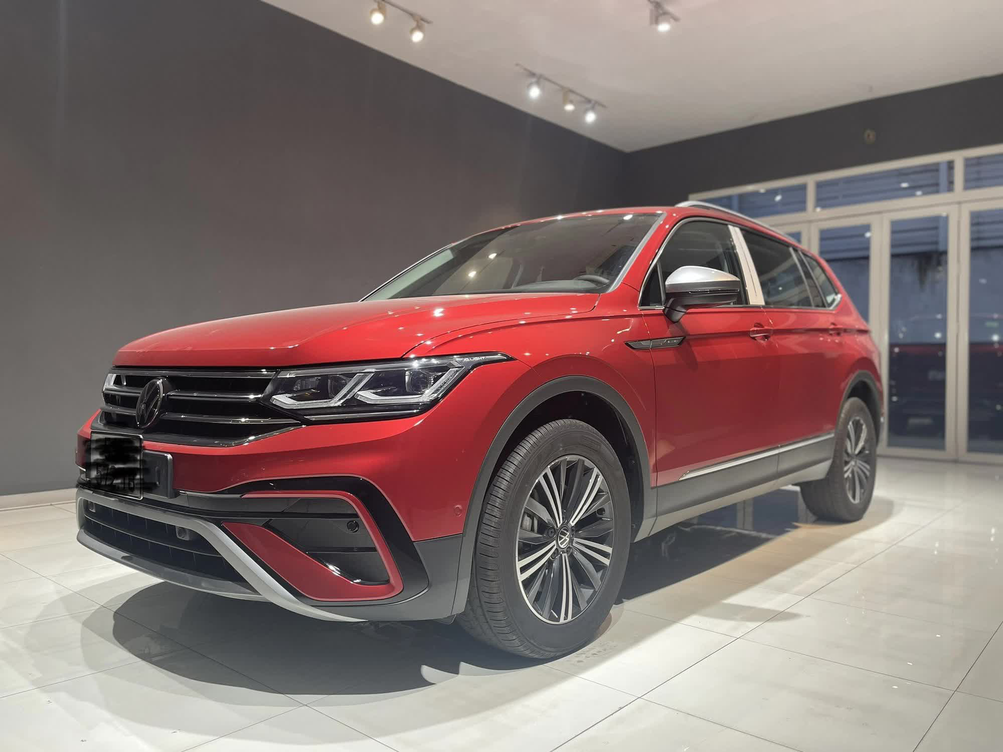 VW Tiguan loạn giá tại đại lý: Có nơi giảm 200 triệu đồng, bản vừa ra mắt cũng hạ giá - Ảnh 2.