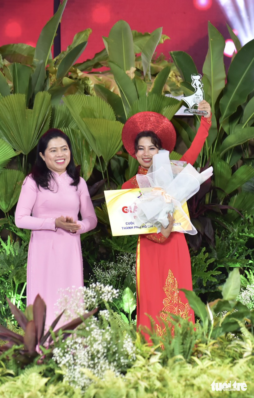 Trao giải nhất tập thể cho Hội Liên hiệp Phụ nữ Việt Nam phường 9, quận Phú Nhuận - Ảnh: T.T.D.