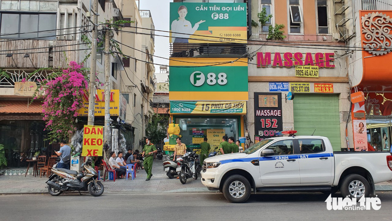 Công an khám xét nhiều chi nhánh F88 ở TP.HCM - Ảnh 1. Công an khám xét nhiều chi nhánh F88 ở TP.HCM - Ảnh 1.