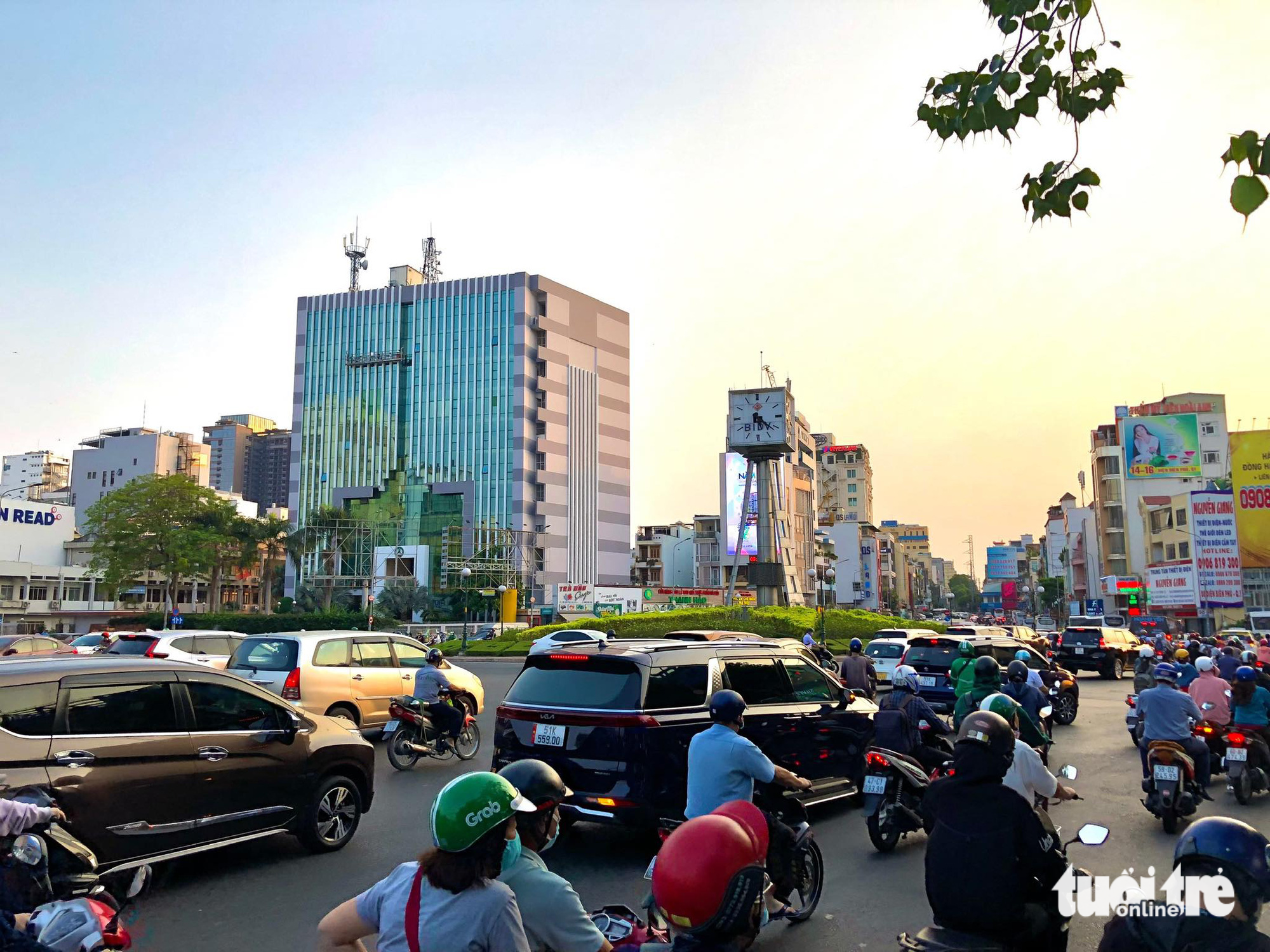 Vào giờ cao điểm, giao thông đi lại qua vòng xoay Nguyễn Bỉnh Khiêm khá hỗn loạn - Ảnh: LƯU DUYÊN 