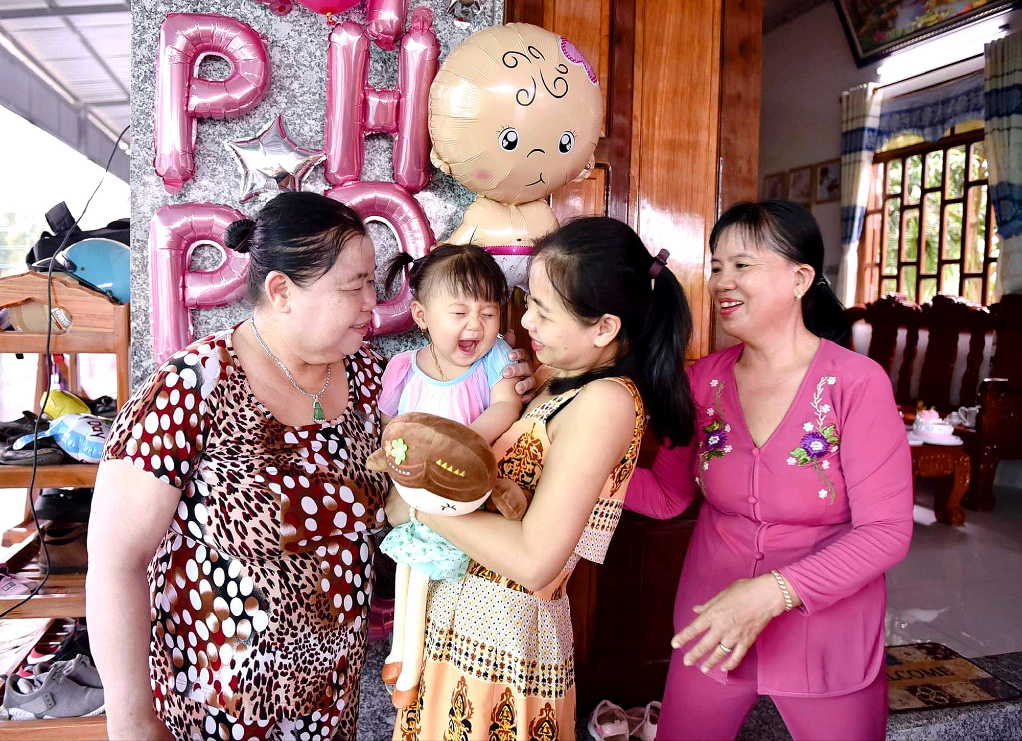 Ở với ông bà một thời gian, khi ba má điện thoại, con tôi không muốn nghe máy - Ảnh 1. Ở với ông bà một thời gian, khi ba má điện thoại, con tôi không muốn nghe máy - Ảnh 1.