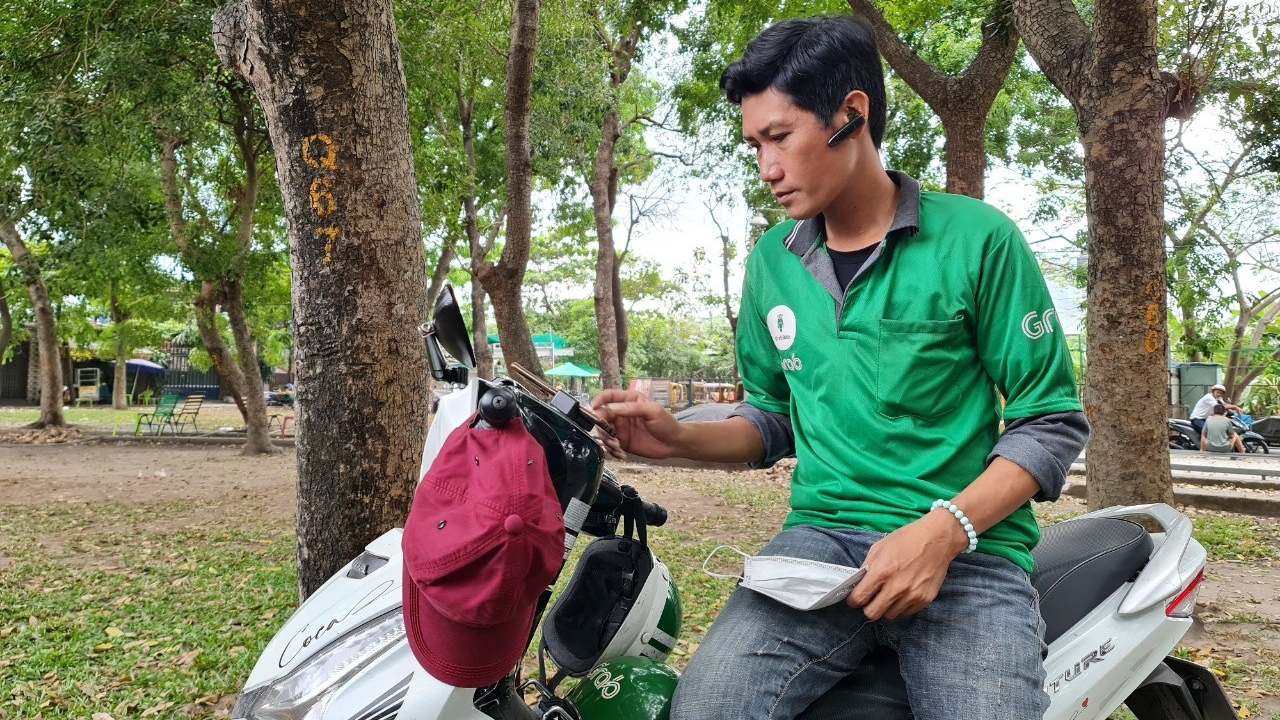 Không có việc để theo nghề phụ hồ, Tô Hồng Thái chuyển sang chạy xe ôm công nghệ - Ảnh: C.TRIỆU