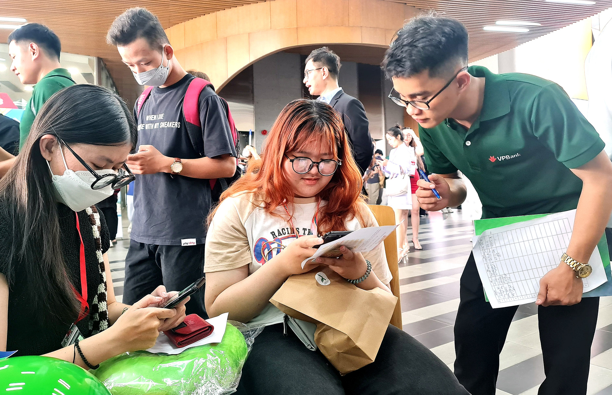Hồ sơ xin việc ngắn gọn nhưng phải cho nhà tuyển dụng thấy được bạn có kỹ năng, điểm mạnh thế nào - Ảnh: C.TRIỆU Hồ sơ xin việc ngắn gọn nhưng phải cho nhà tuyển dụng thấy được bạn có kỹ năng, điểm mạnh thế nào - Ảnh: C.TRIỆU