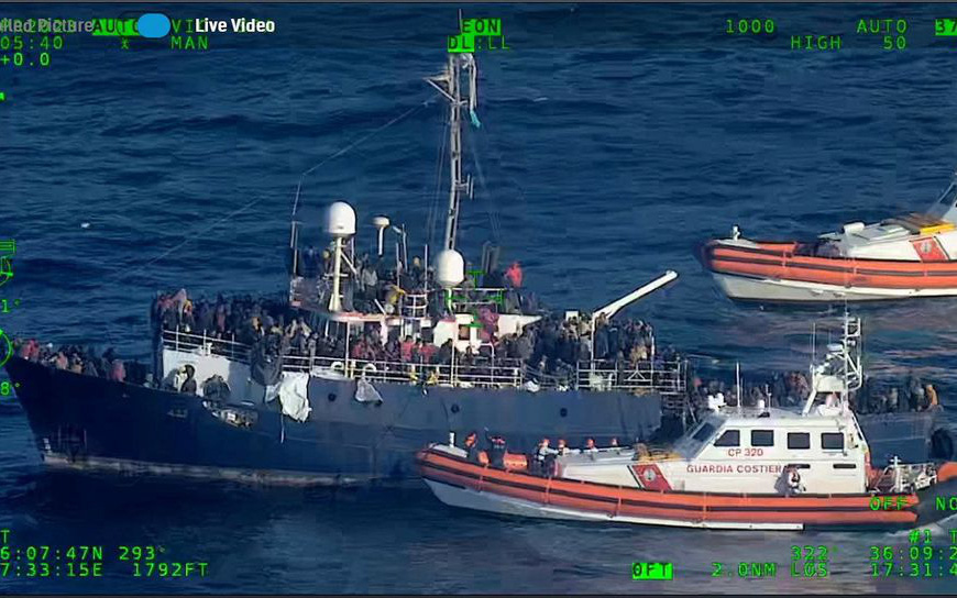 Thuyền trưởng bỏ tàu chở 400 người di cư gặp nạn, nhiều người nhảy xuống biển thoát thân