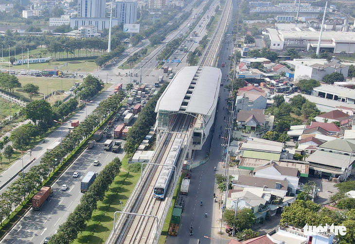 Metro số 1 chạy thử đoạn trên cao - Ảnh: T.T.D.