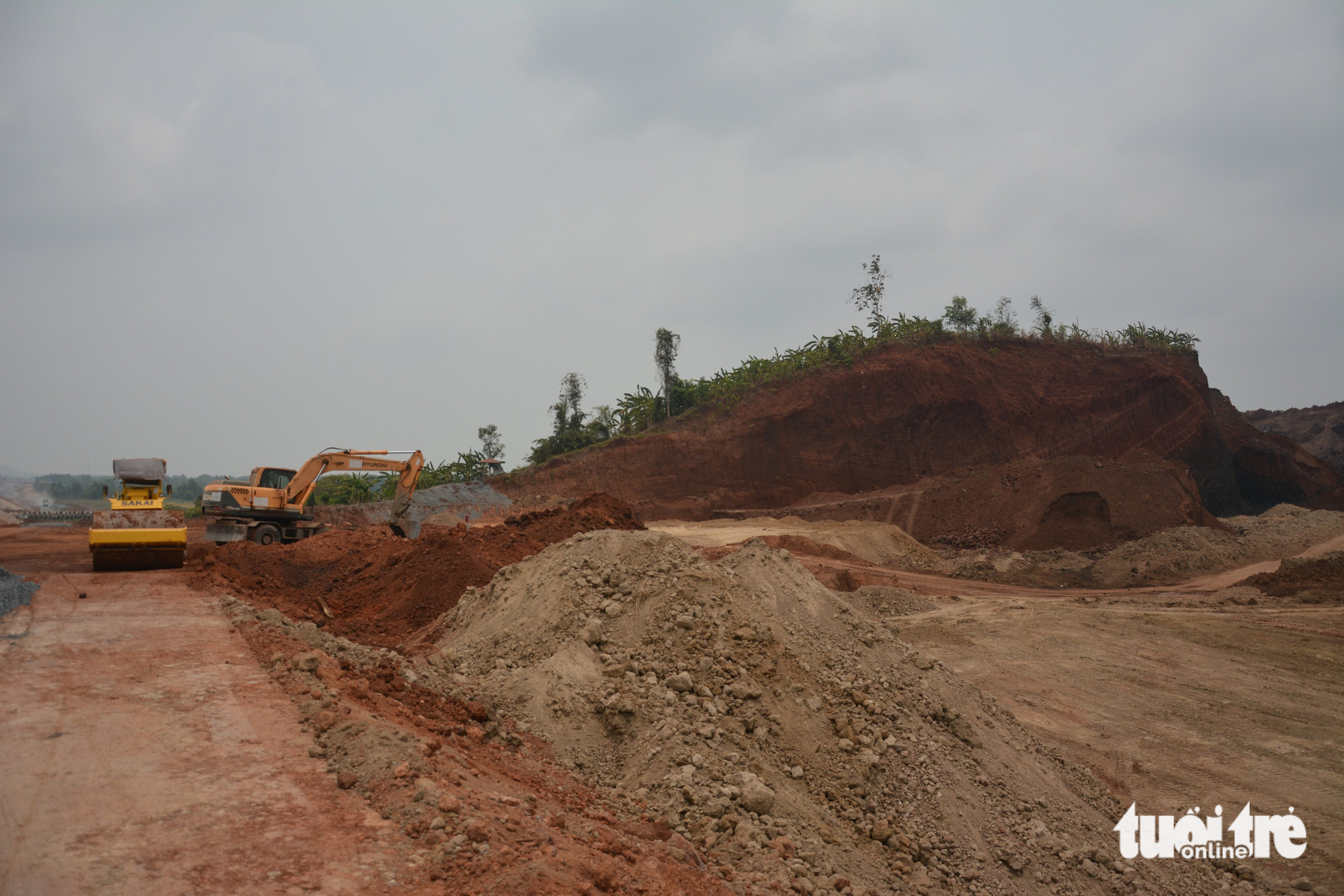 Cao tốc Phan Thiết - Dầu Giây: Đồng Nai gia hạn 4 mỏ đắp chưa tới 20 ngày - Ảnh 2.