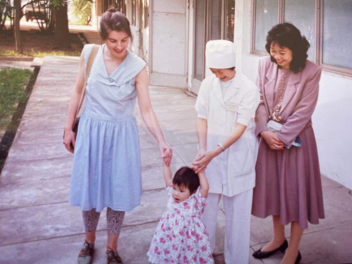 Cô gái Thụy Điển tìm mẹ Việt Nam: Tôi luôn muốn biết 'Tôi là ai?' - Ảnh 4. Iris được bố mẹ nhận nuôi, dành tình yêu thương, chăm sóc cô - Ảnh: NVCC
