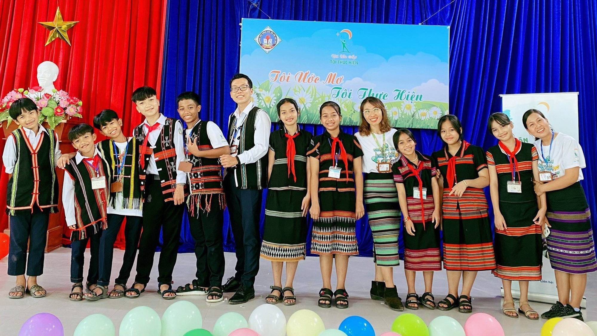 Chị Võ Hồng Tâm (thứ 5, từ phải qua) đã mang khóa học 0 đồng “I believe in me” đến Tây Giang (Quảng Nam) - Ảnh: NVCC