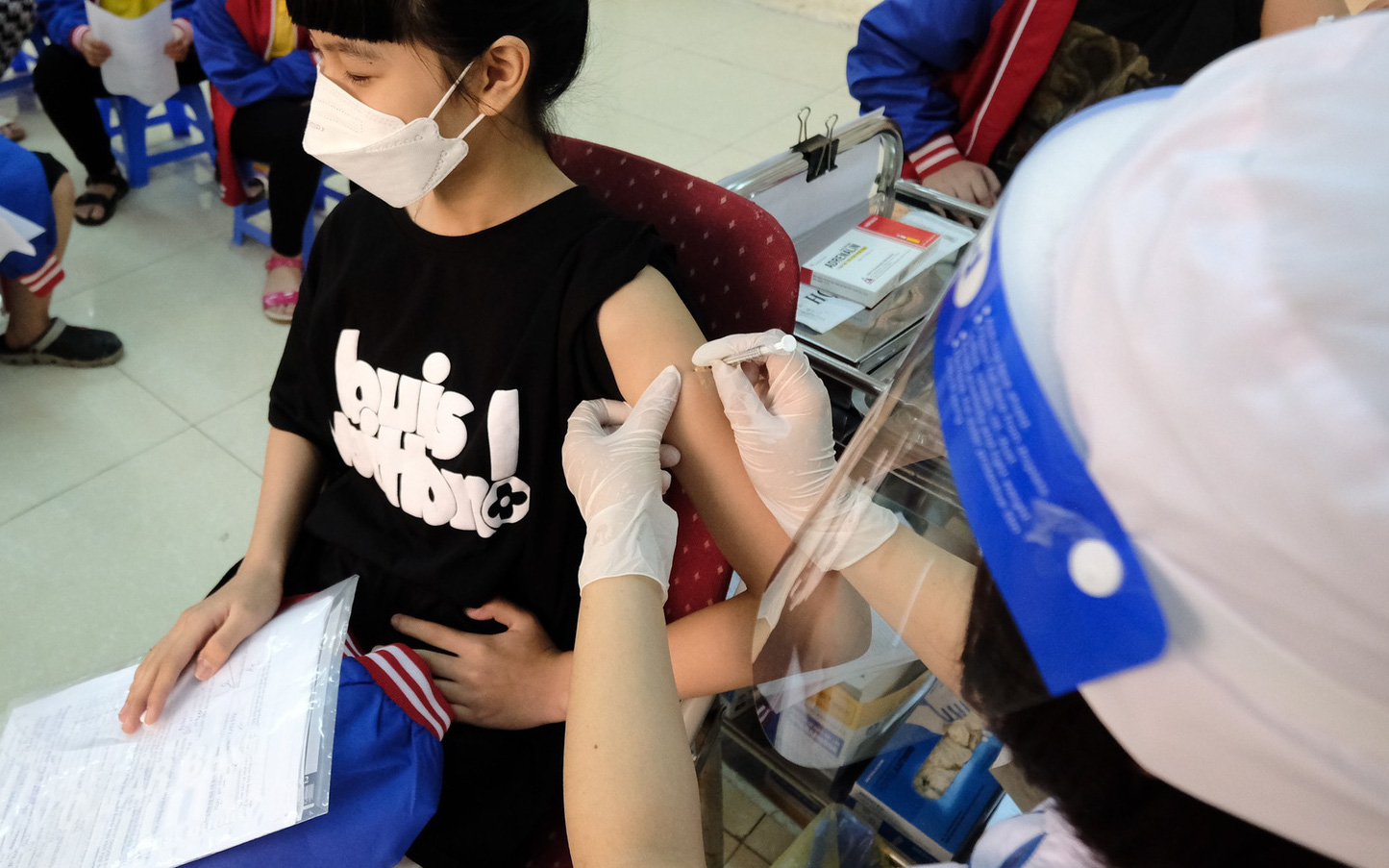 Người dân Hà Nội muốn tiêm vắc xin COVID-19, tìm mỏi mắt
