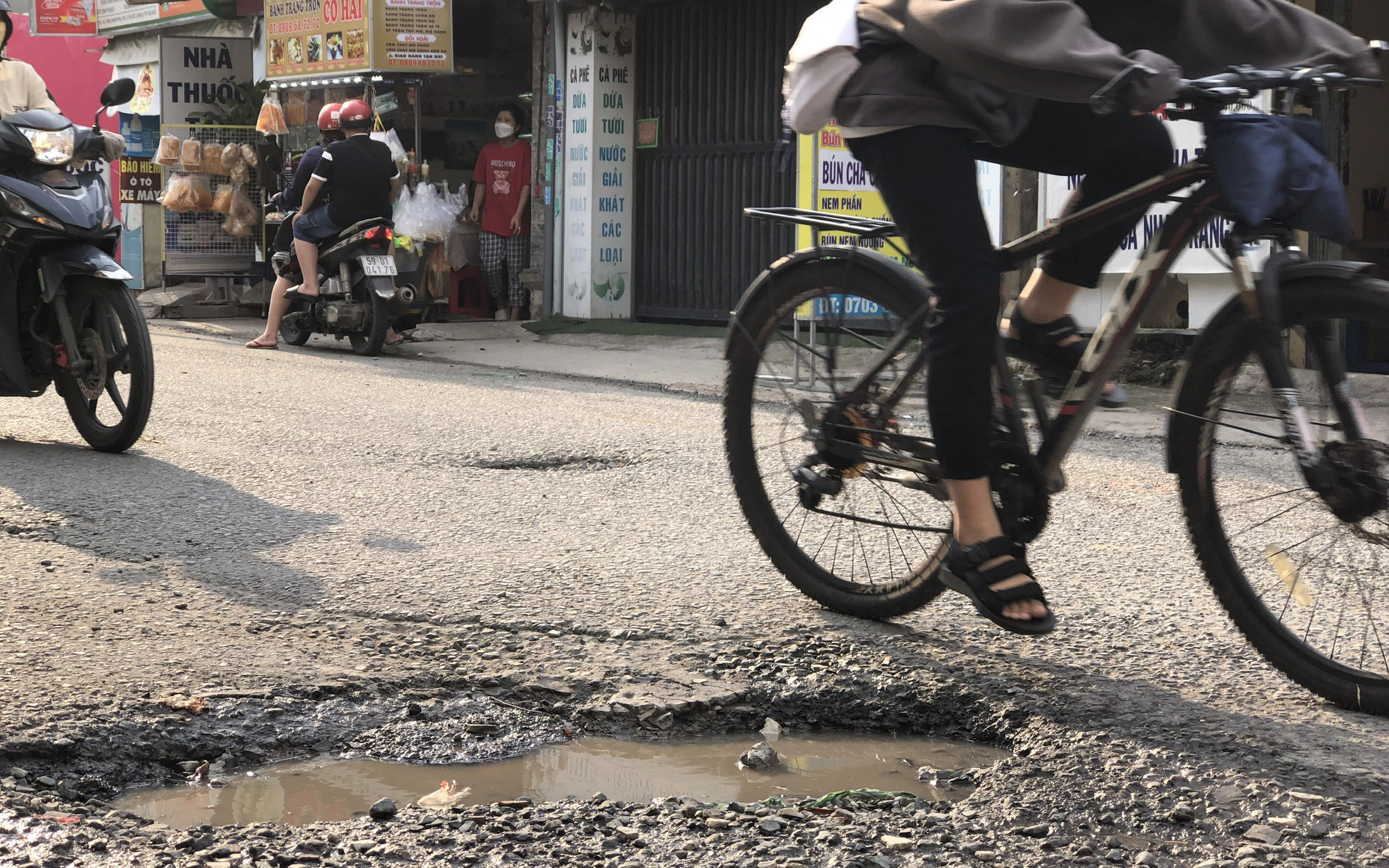 Biển báo vòng xuyến 'đánh đố' giúp thu về hơn 16 tỉ ngân sách- Ảnh 6. Rà soát xử lý sớm đường hư hỏng, biển báo "đánh đố" người đi đường
