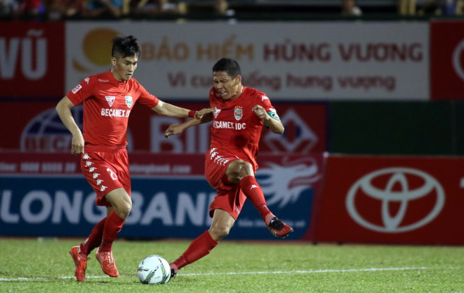 Công Vinh (trái) và Anh Đức là những cầu thủ Việt Nam đã vượt mốc 100 bàn tại V-League - Ảnh: N.K