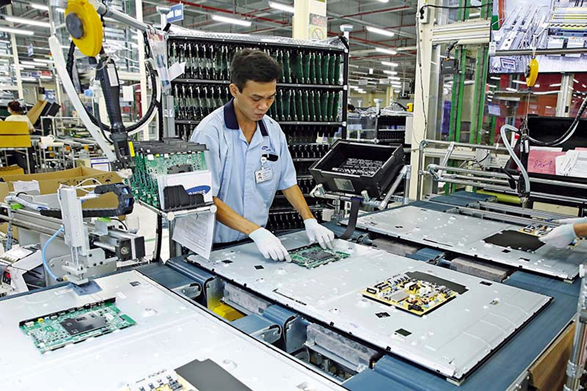 Sản xuất chip đòi hỏi kỹ thuật rất cao và vốn đầu tư rất lớn. Trong ảnh: sản xuất chip tại nhà máy của Samsung tại Việt Nam