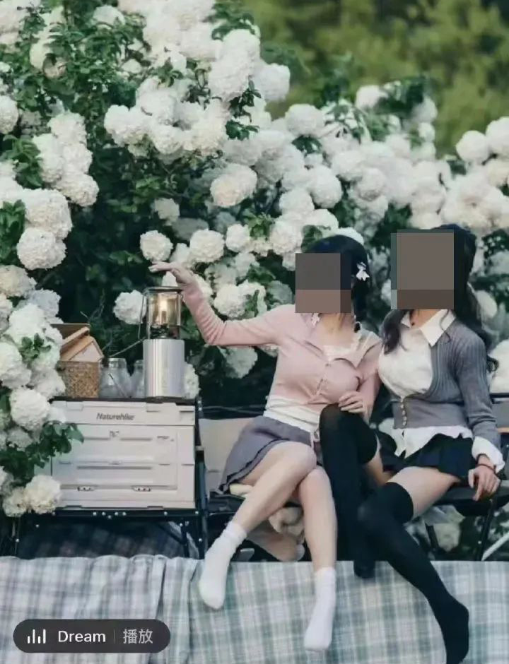 Leo lên nóc phòng bảo vệ để sống ảo - Ảnh 1. Leo lên nóc phòng bảo vệ để sống ảo - Ảnh 1.