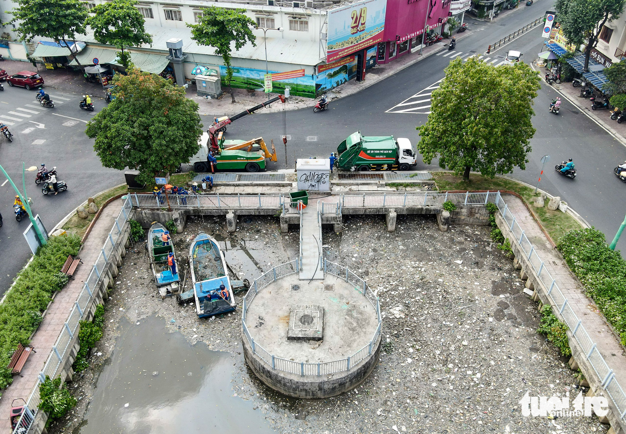 Sau mưa, cá chết, rác nổi lềnh bềnh trên kênh Nhiêu Lộc - Thị Nghè - Ảnh 1.