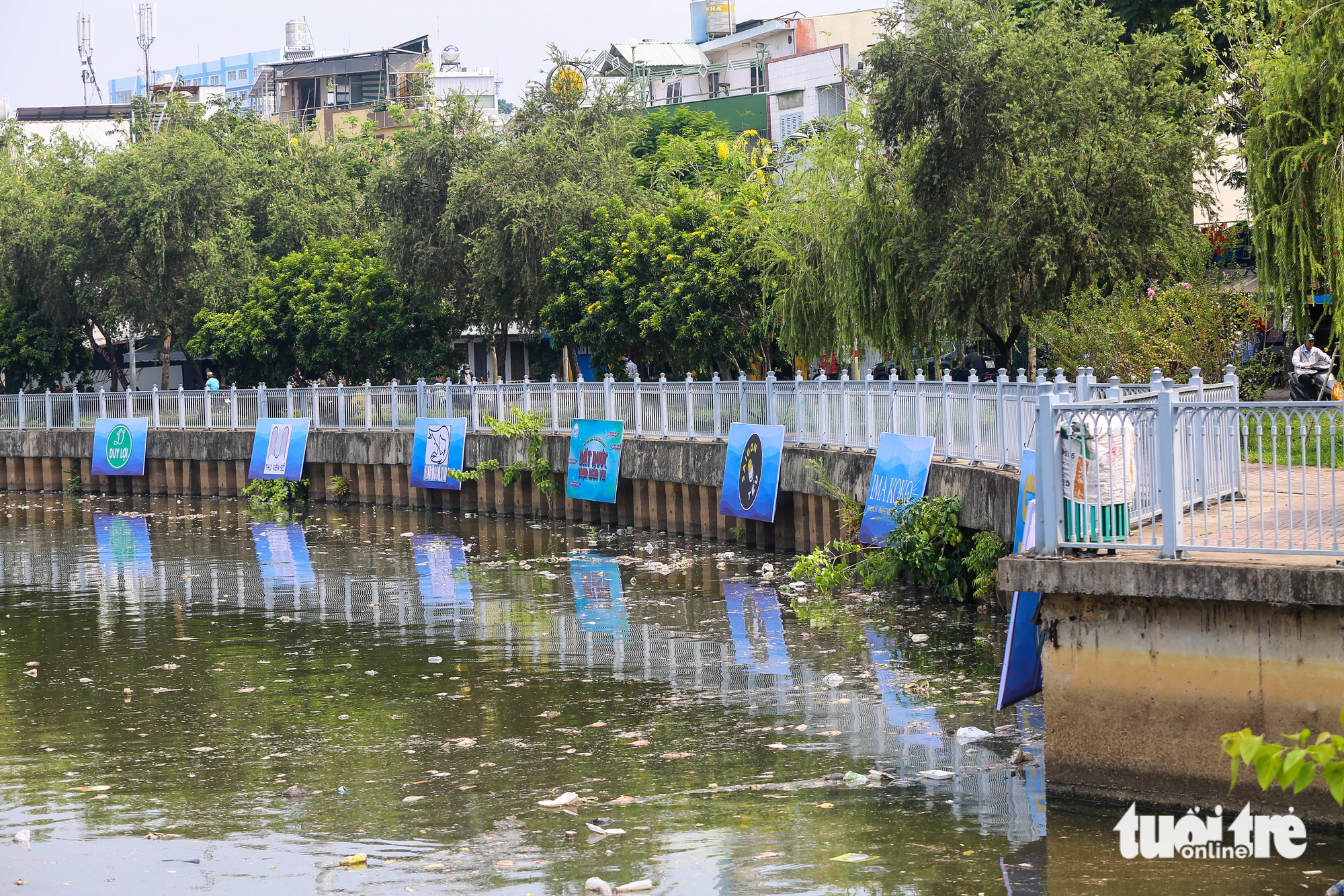 Sau mưa, cá chết, rác nổi lềnh bềnh trên kênh Nhiêu Lộc - Thị Nghè - Ảnh 3.