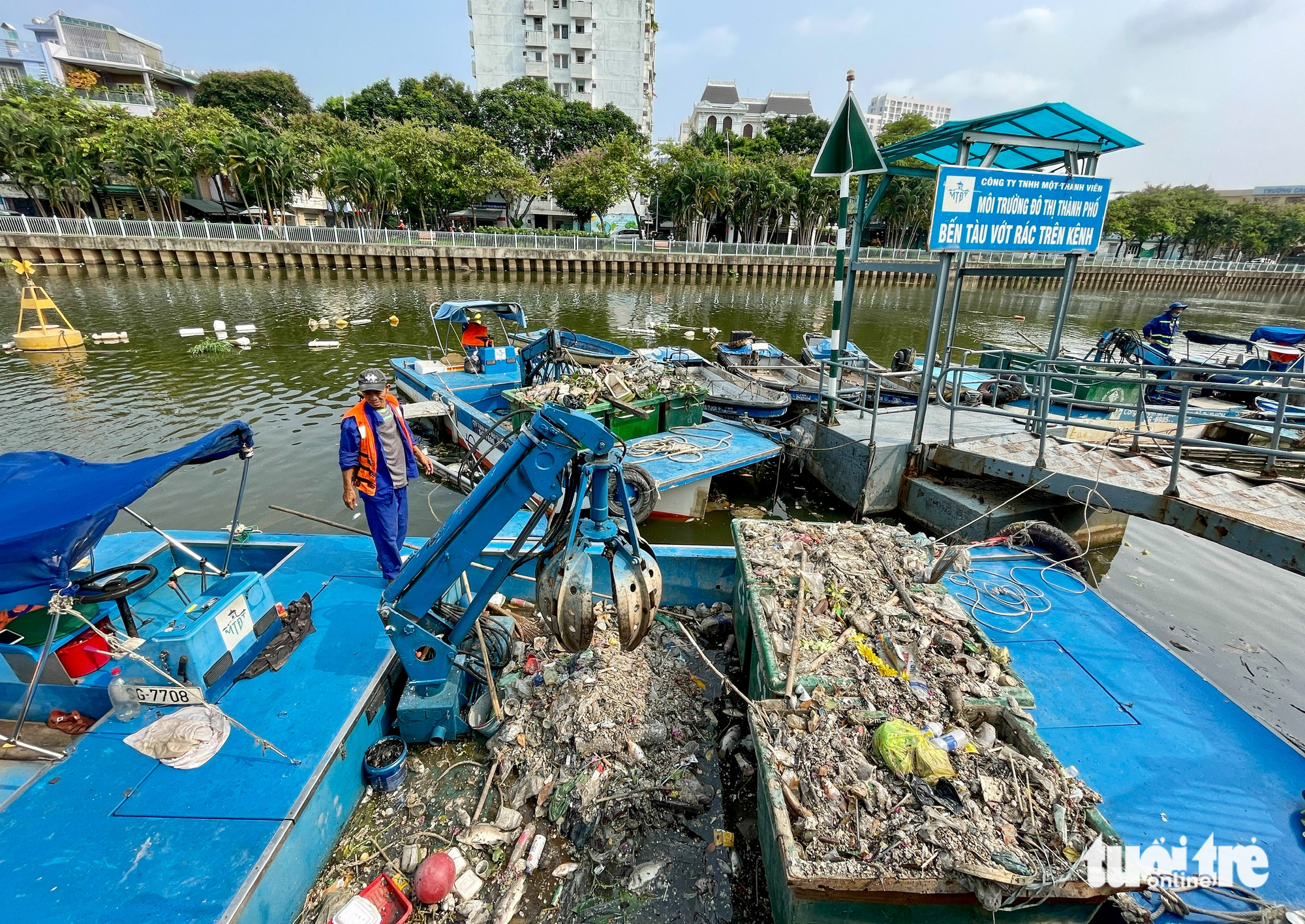 Sau mưa, cá chết, rác nổi lềnh bềnh trên kênh Nhiêu Lộc - Thị Nghè - Ảnh 8.