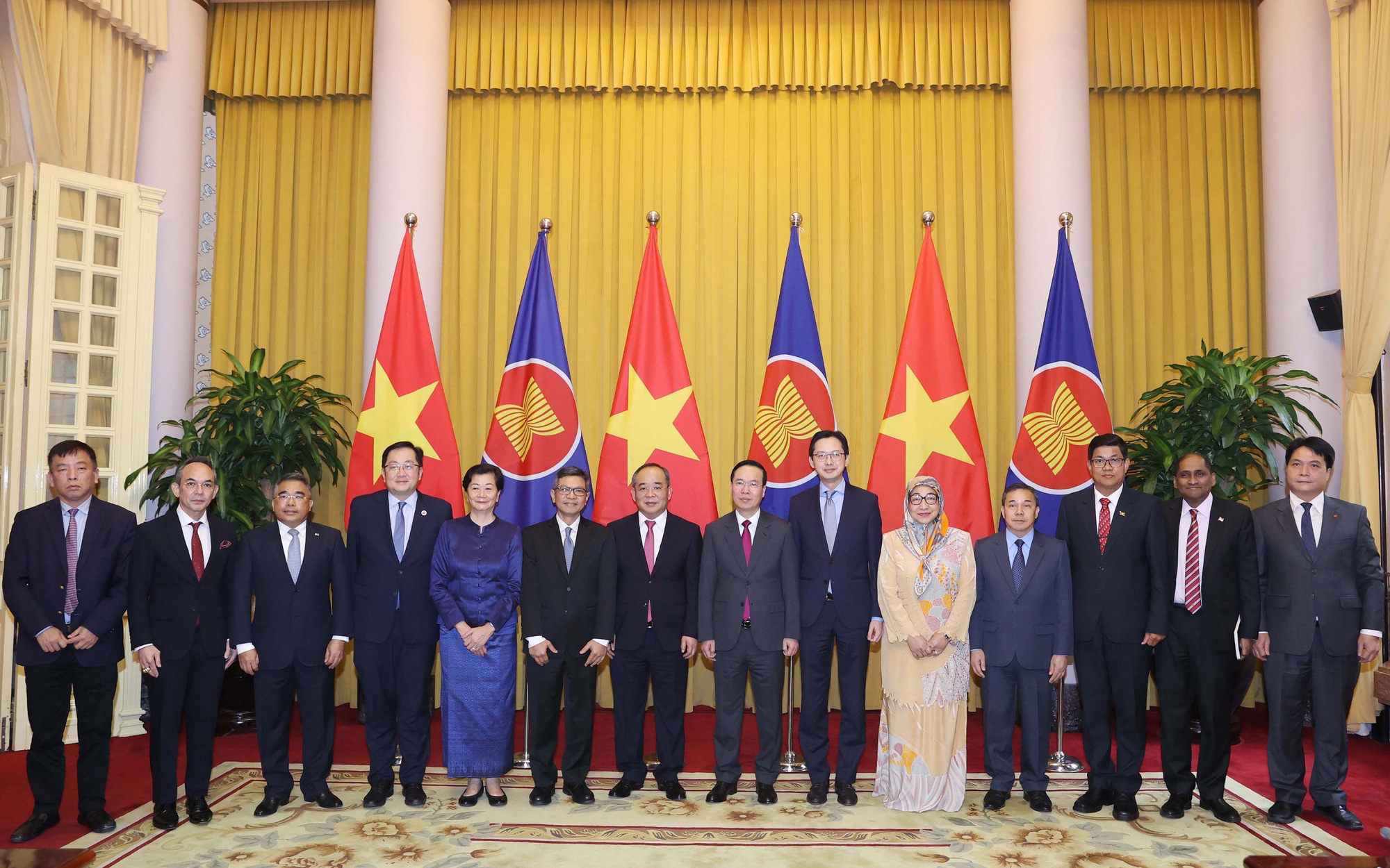 9 đại sứ ASEAN cùng đến chúc mừng Chủ tịch nước Võ Văn Thưởng