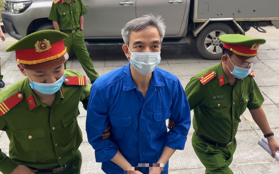 Sáng nay cựu giám đốc Bệnh viện Tim Hà Nội Nguyễn Quang Tuấn hầu tòa