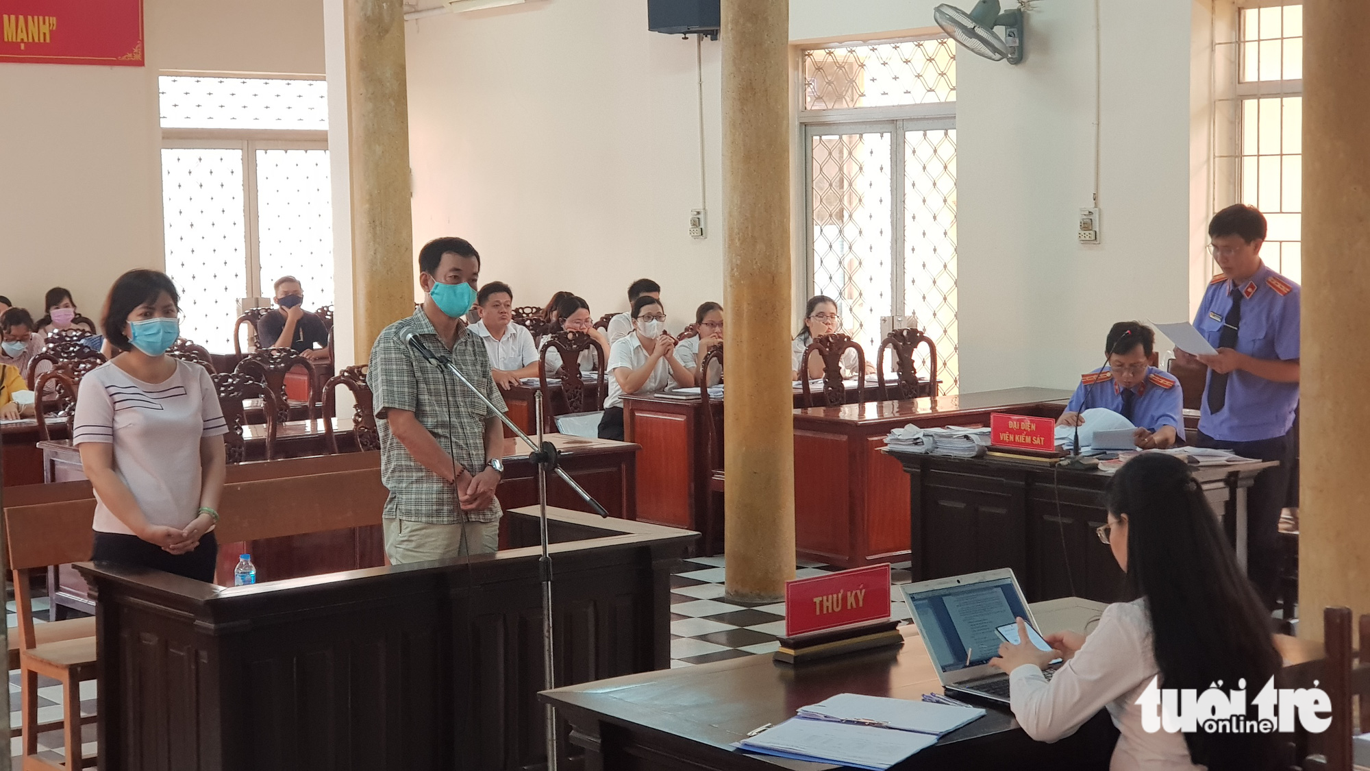 Bị cáo Huỳnh Thanh Quang và bị cáo Trương Thị Kim Tú tại phiên tòa 