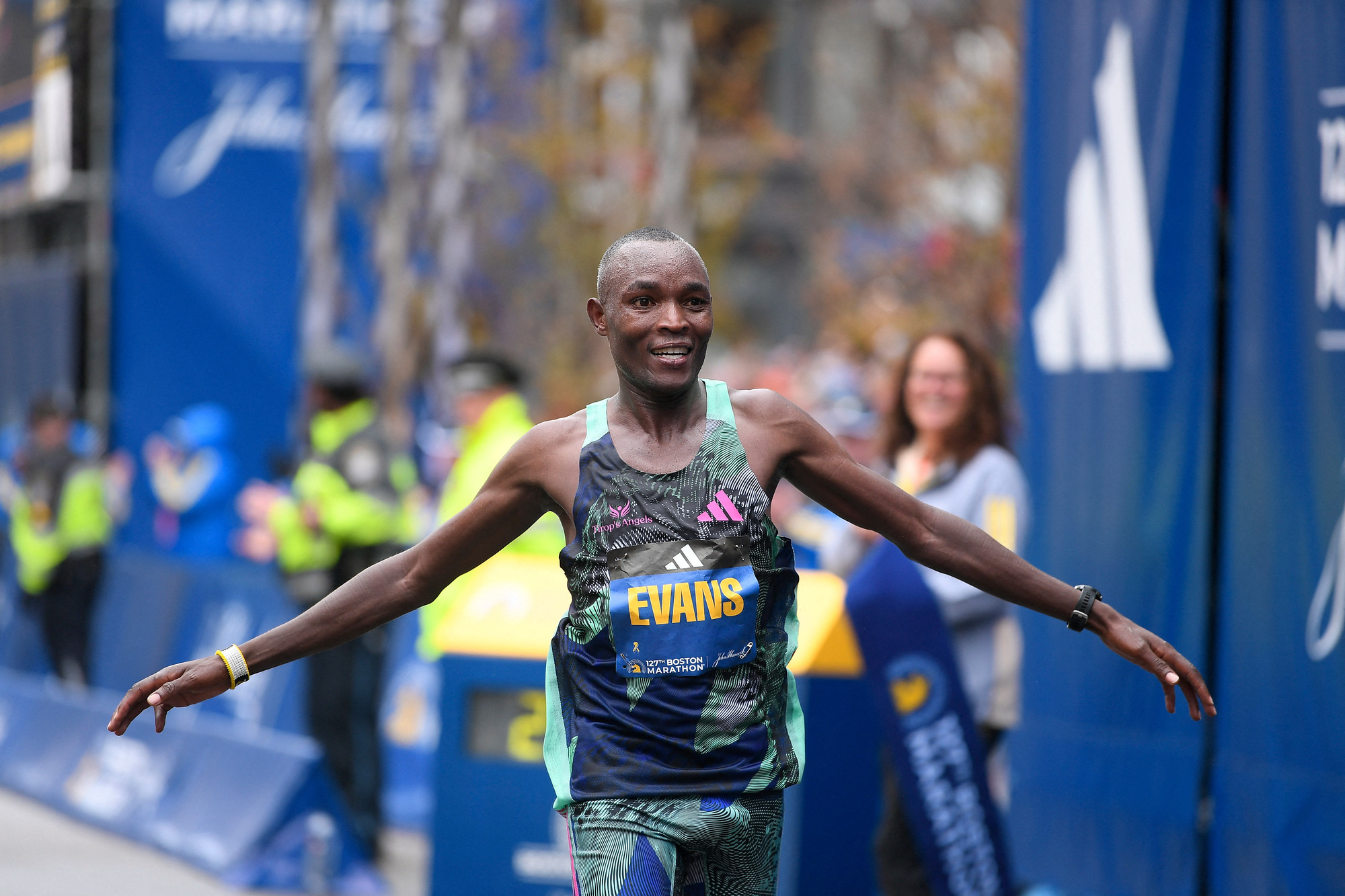 Huyền thoại marathon Kipchoge bất ngờ bị đánh bại ở giải Boston Tuổi