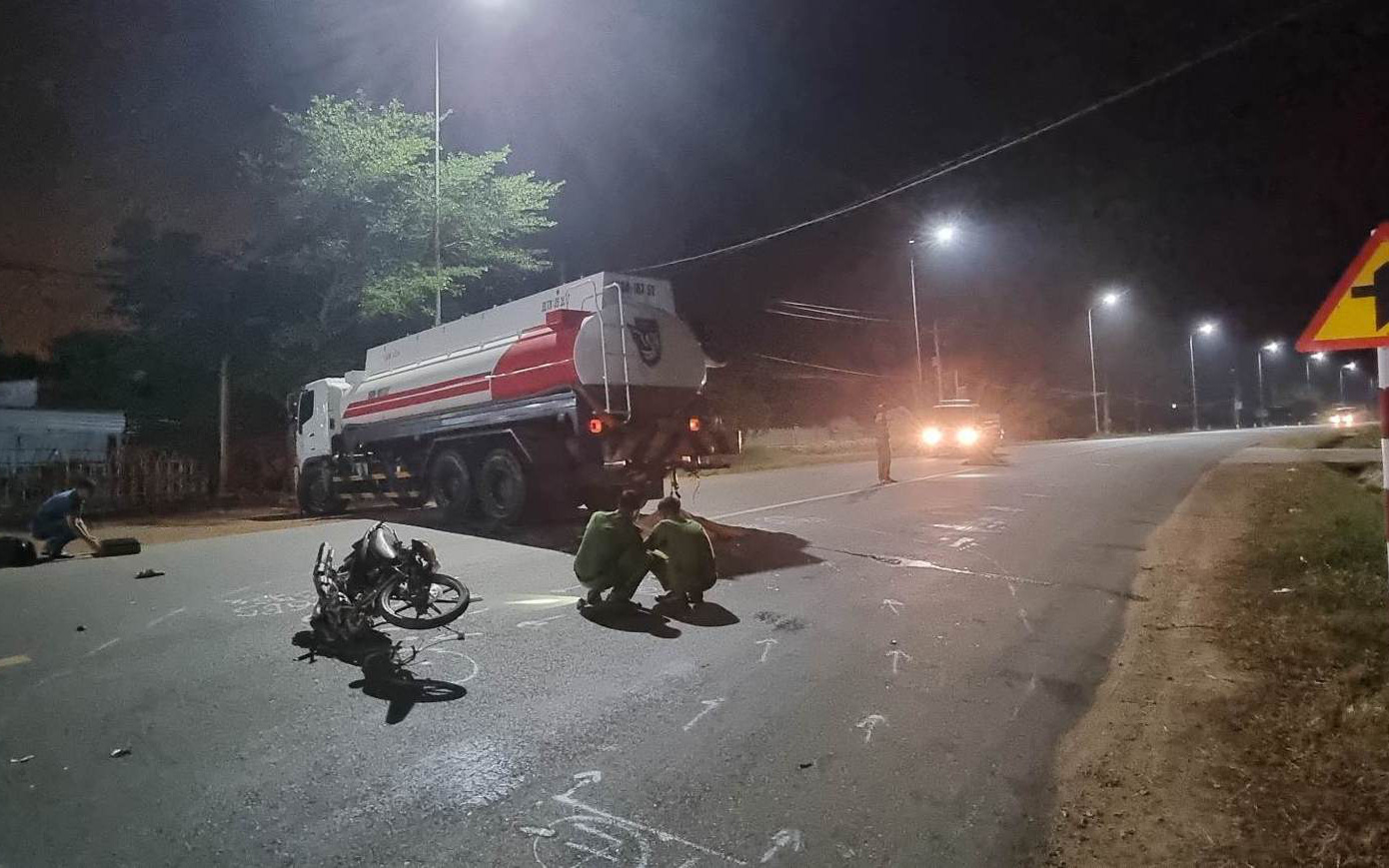 Phải cắt thùng giải cứu xe trộn bê tông nằm chắn ngang quốc lộ 63 - Ảnh 3.