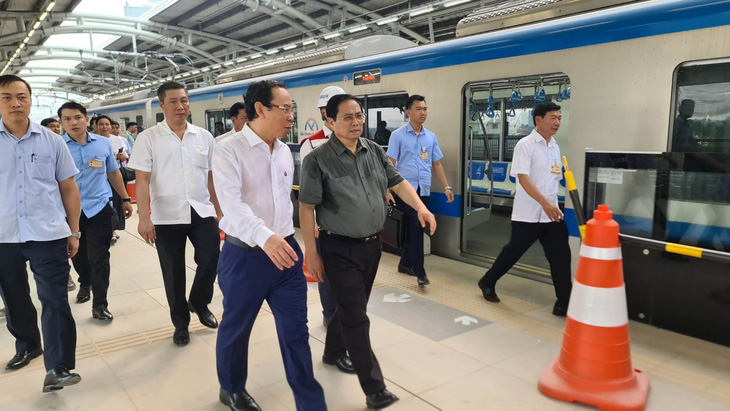 Bí thư Nguyễn Văn Nên cùng Thủ tướng Phạm Minh Chính kiểm tra, đi thử tàu trên tuyến metro số 1 (Bến Thành - Suối Tiên) ngày 15-4 - Ảnh: Ban Quản lý đường sắt đô thị TP.HCM