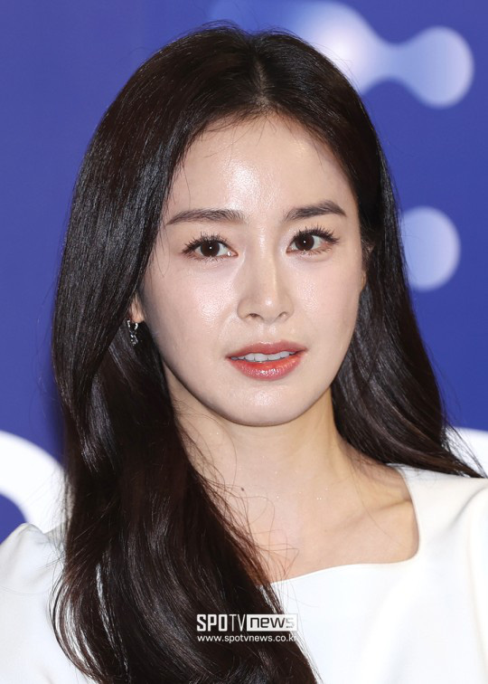 Kim Tae Hee lần đầu lộ diện sau xì căng đan trốn thuế - Ảnh 3. Kim Tae Hee lần đầu lộ diện sau xì căng đan trốn thuế - Ảnh 3.