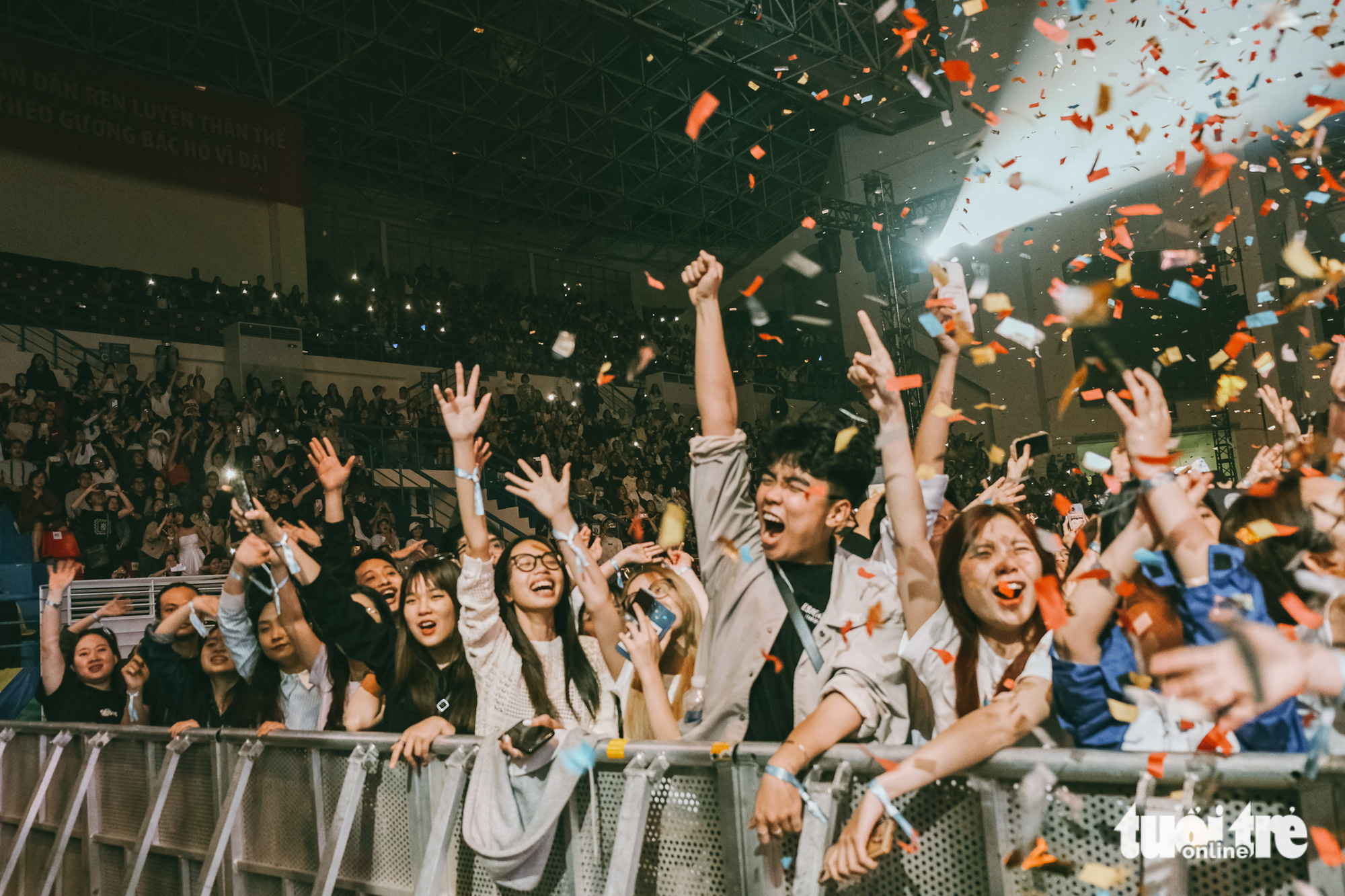 6000 khán giả Hà Nội có một đêm nhạc cháy hết mình với Chillies - Ảnh: MAI THƯƠNG