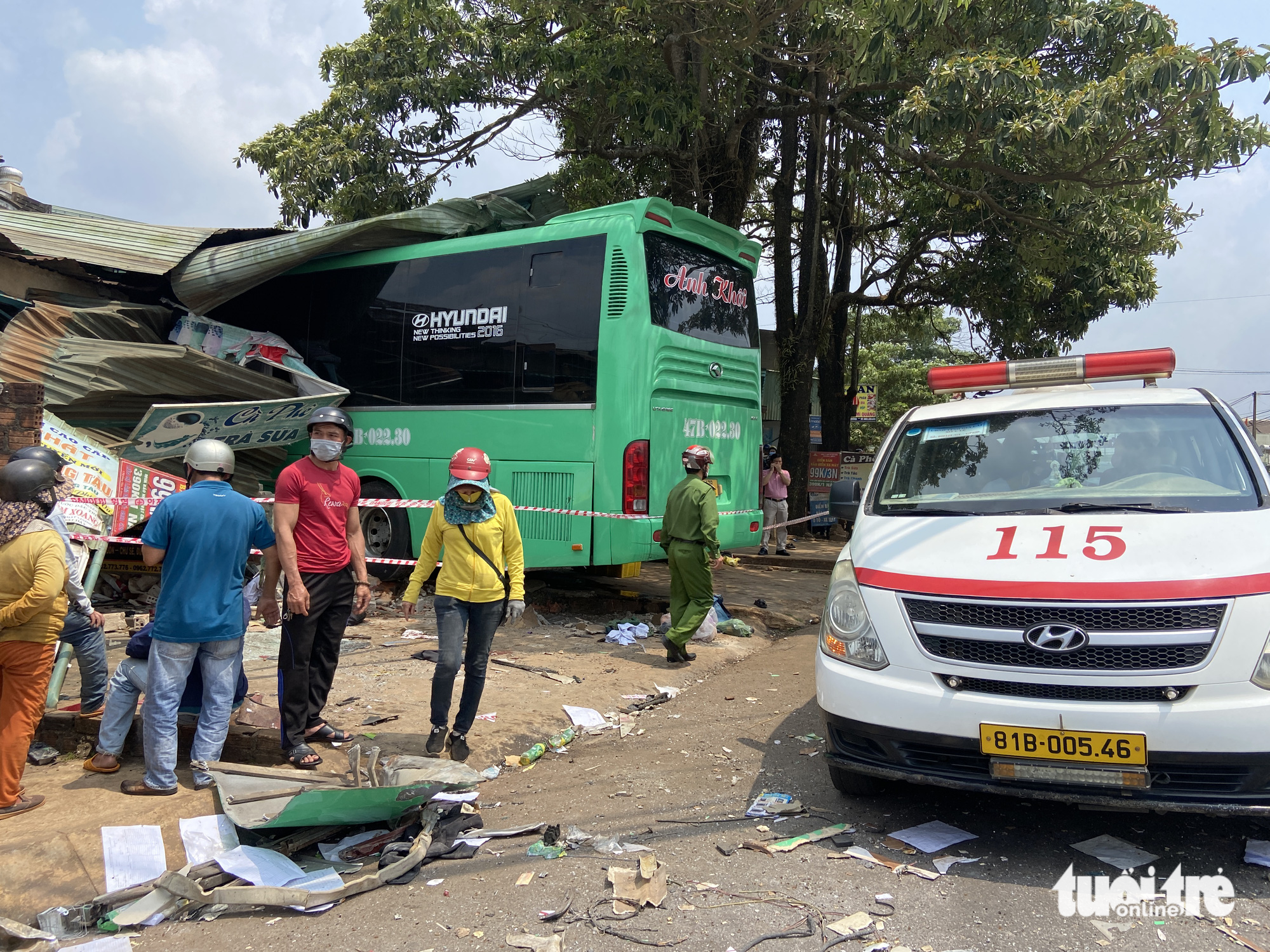 Xe khách húc đuôi xe tải, lao vào nhà dân làm 2 người chết - Ảnh 3. Xe khách húc đuôi xe tải, lao vào nhà dân làm 2 người chết - Ảnh 3.
