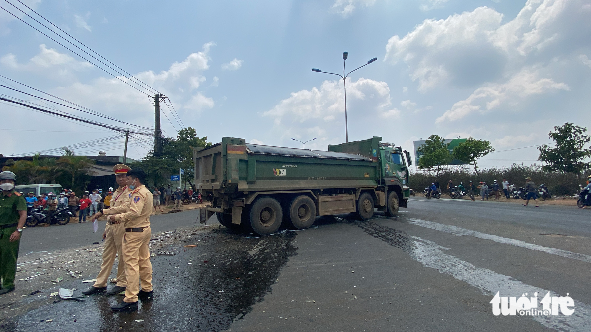 Xe khách húc đuôi xe tải, lao vào nhà dân làm 2 người chết - Ảnh 5. Xe khách húc đuôi xe tải, lao vào nhà dân làm 2 người chết - Ảnh 5.