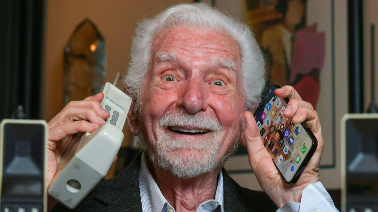 Kỹ sư Martin Cooper, năm nay 94 tuổi, được xem là cha đẻ của điện thoại di động - Ảnh: AFP