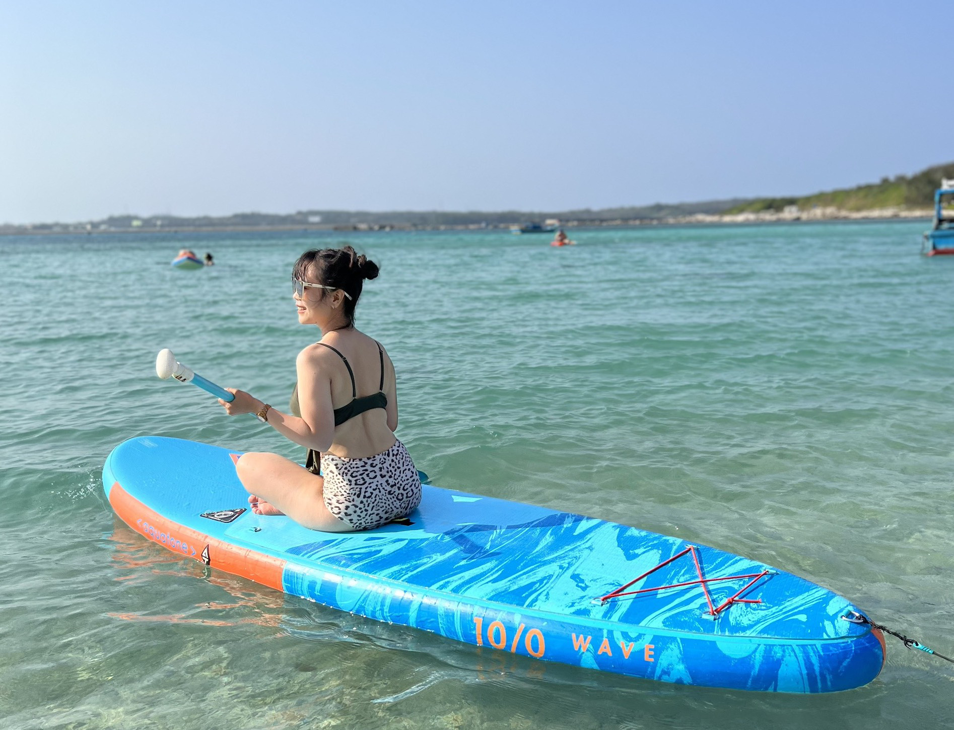 Chèo sup trên biển Phú Quý phải xin phép? - Ảnh 1. Một du khách chèo SUP ở biển đảo Phú Quý - Ảnh: MAI THỨC