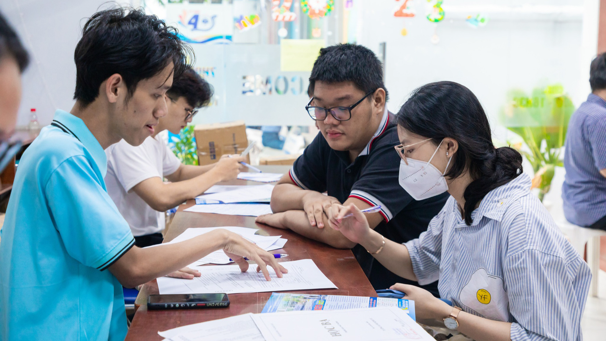 Thí sinh nộp hồ sơ xét tuyển học bạ tại Trường ĐH Công nghiệp thực phẩm TP.HCM vào tháng 2-2023 - Ảnh: N.V.