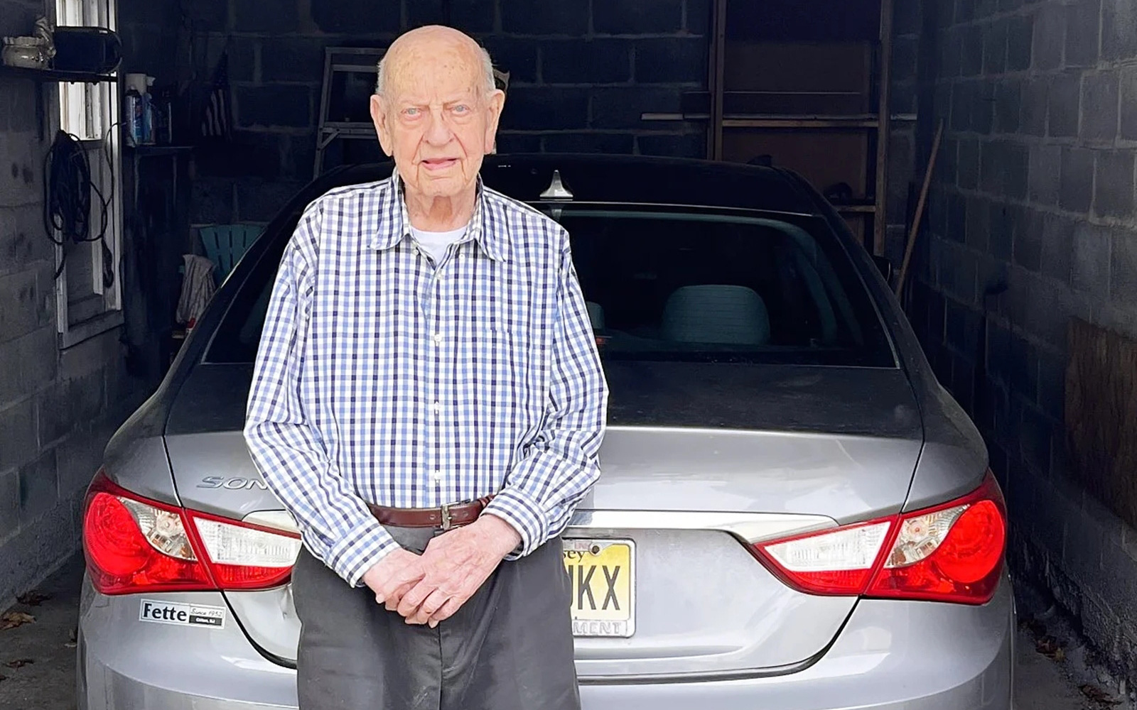 Cụ ông 109 tuổi vẫn lái ô tô hằng ngày, bí quyết rất đơn giản