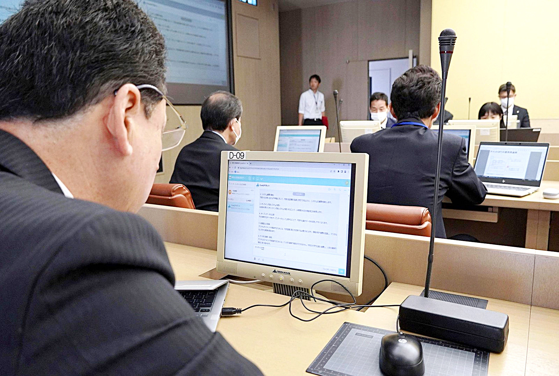 Quan chức Yokosuka (Nhật Bản) sử dụng nền tảng ChatGPT trong giờ làm việc vào ngày 20-4 - Ảnh: KYODO NEWS