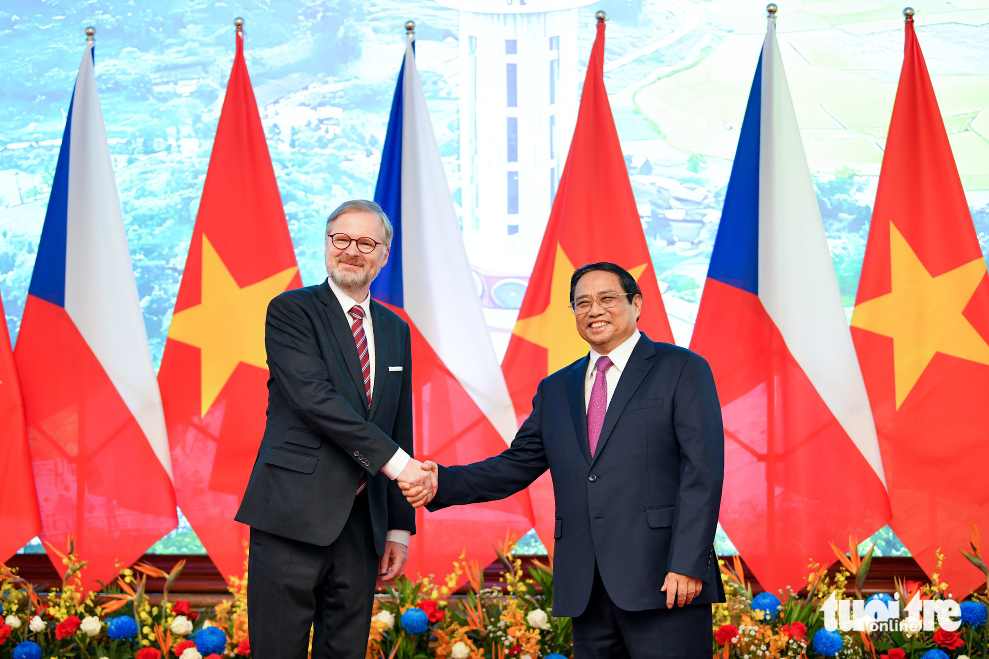 Thủ tướng Phạm Minh Chính bắt tay Thủ tướng Czech Petr Fiala trước hội đàm - Ảnh: NAM TRẦN