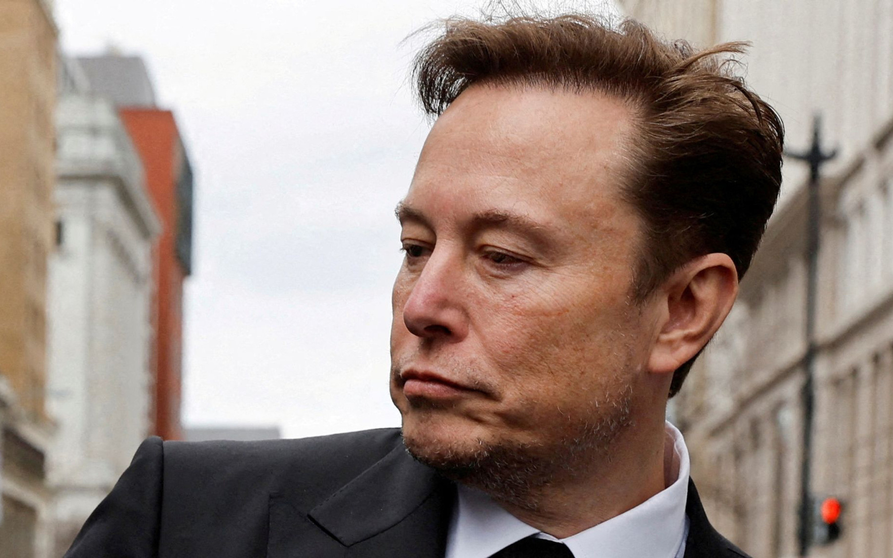Elon Musk lại muốn giảm giá xe Tesla, nhà đầu tư 