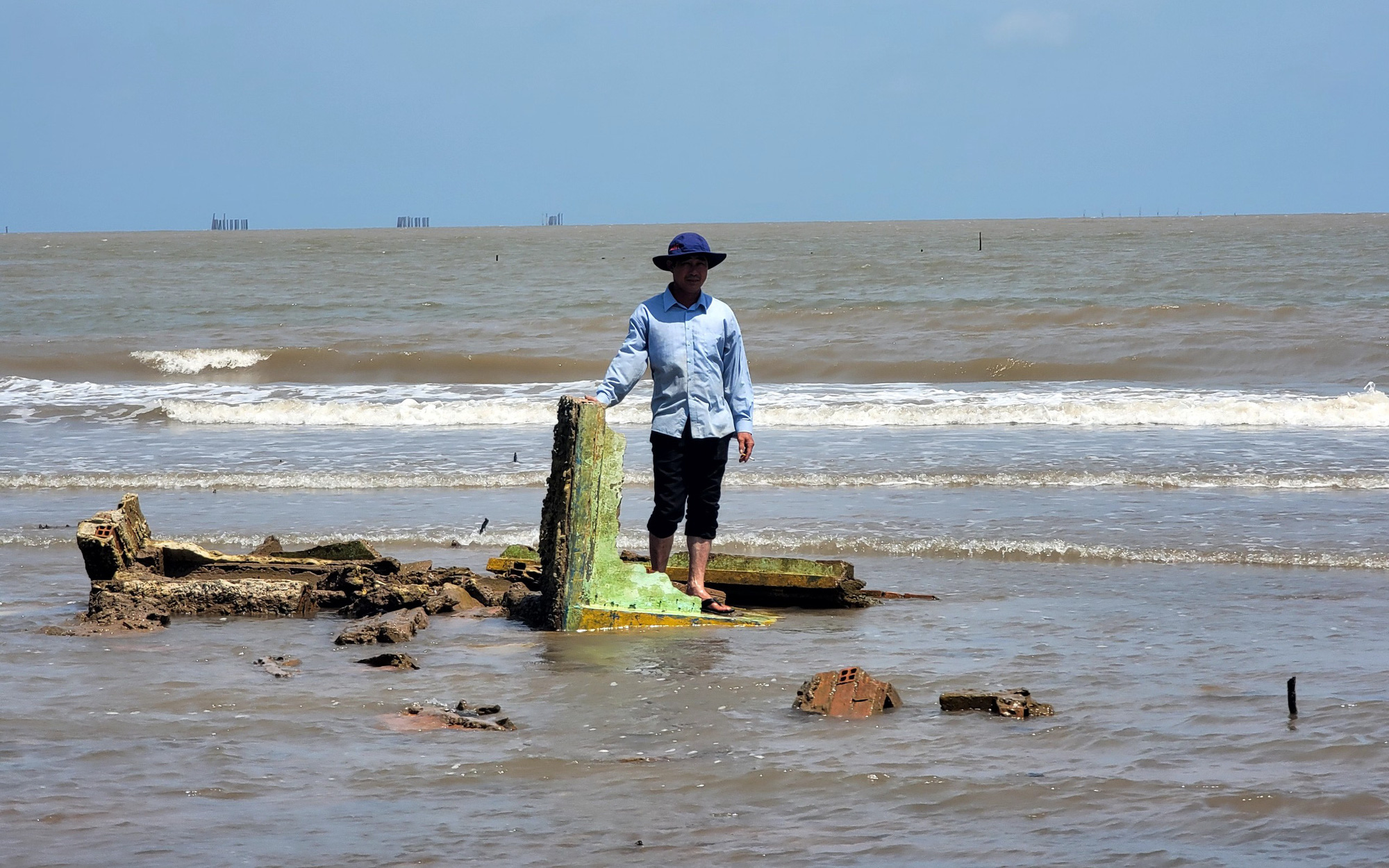 Làng ‘chạy lùi’ né sạt lở ở cửa biển Trà Vinh