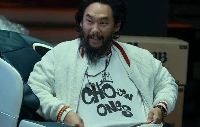 David Choe trong vai Isaac Cho, người anh họ tù tội và hay nói tục của nam chính Danny Cho trong phim Beef - Ảnh: NETFLIX