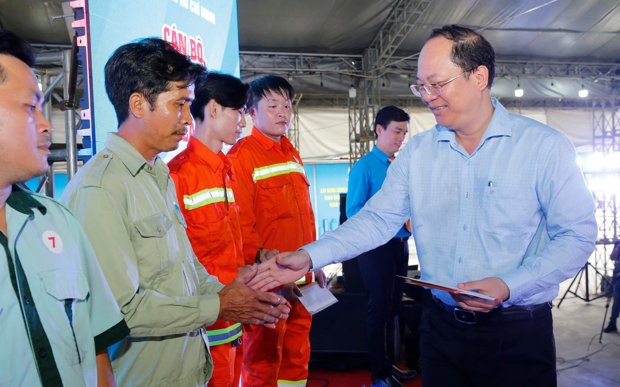 Lãnh đạo công đoàn và chủ tịch tỉnh xuống hầm sâu 250m hỏi chuyện công nhân- Ảnh 3. Tháng công nhân: Đối thoại, thương lượng về việc làm, lương thưởng