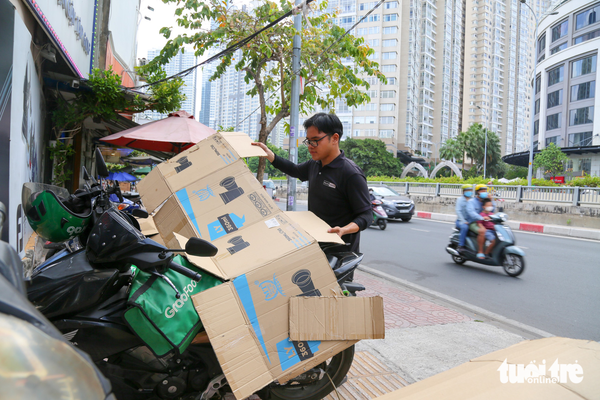 Nắng nóng oi bức, người dân TP.HCM tìm đủ cách hạ nhiệt - Ảnh 3.