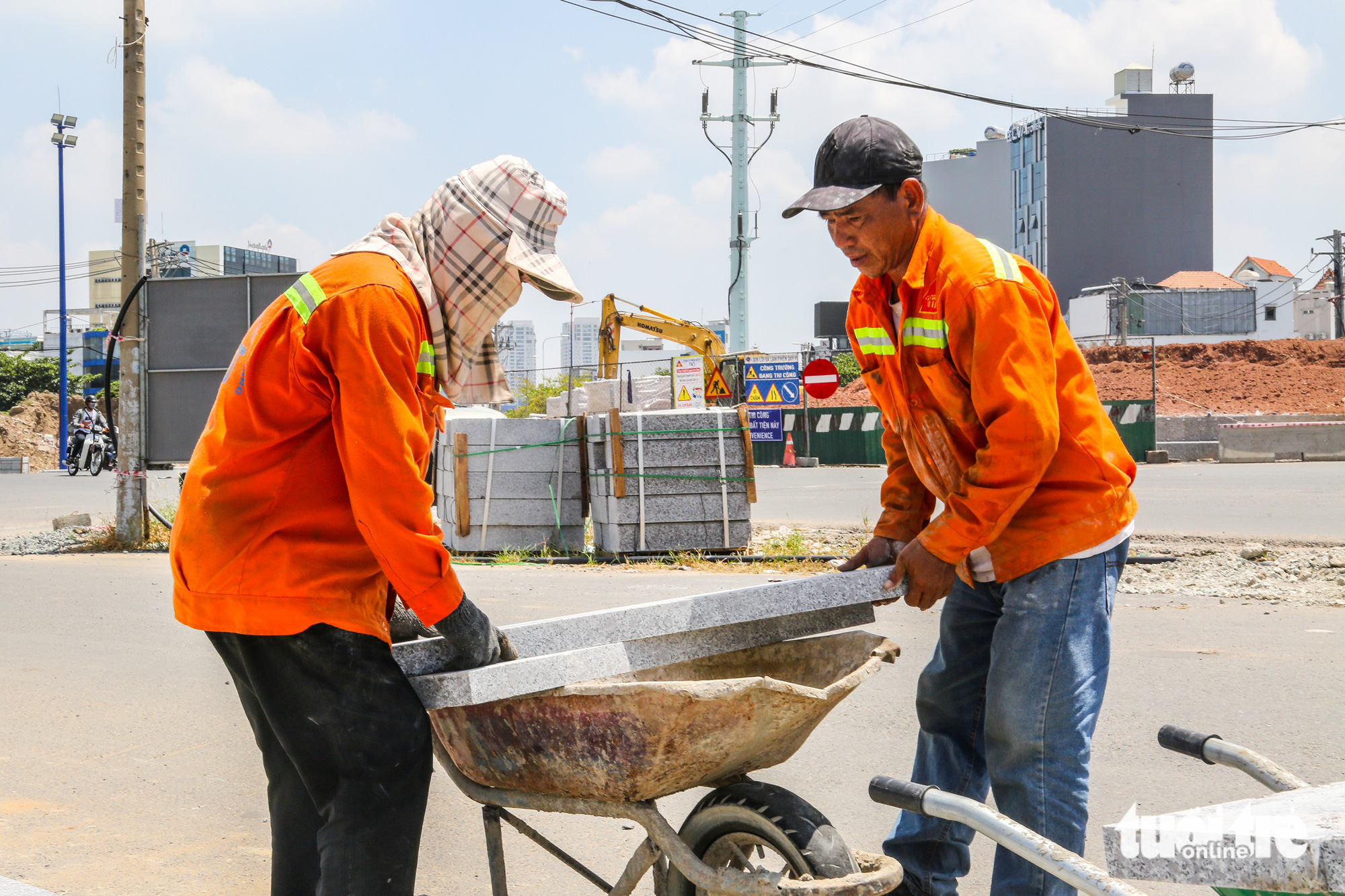 Nắng nóng oi bức, người dân TP.HCM tìm đủ cách hạ nhiệt - Ảnh 8.