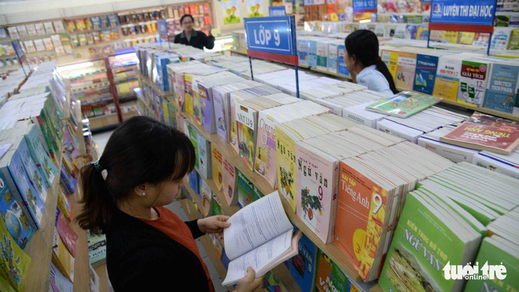 Phụ huynh mua sách giáo khoa tại nhà sách Nguyễn Văn Cừ, quận 5, TP.HCM - Ảnh: TỰ TRUNG